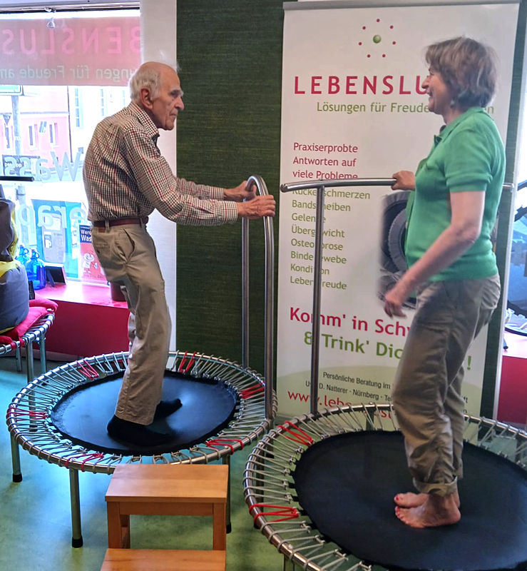 Senior auf dem Schwingtrampolin